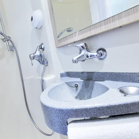 プレミア クラッセ ダンケルク エスト アルムブー カペル ホテル アルル・シュル・テク