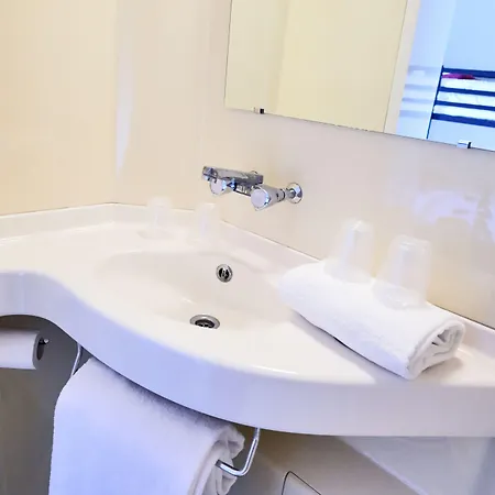 プレミア クラッセ ダンケルク エスト アルムブー カペル ホテル 2*