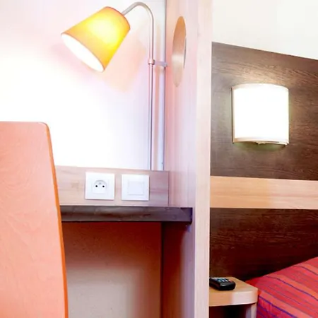 プレミア クラッセ ダンケルク エスト アルムブー カペル ホテル アルル・シュル・テク