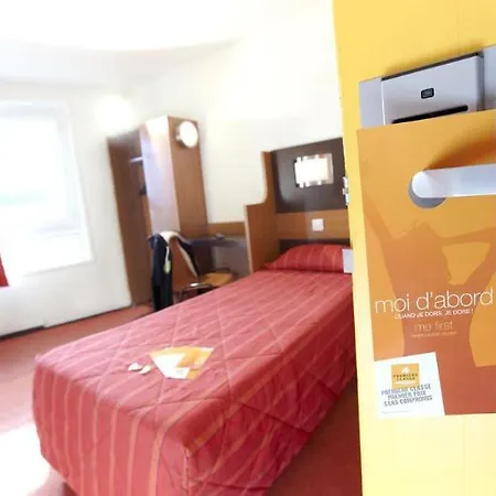 プレミア クラッセ ダンケルク エスト アルムブー カペル 2*