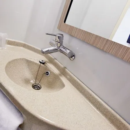 ホテル プレミア クラッセ ダンケルク エスト アルムブー カペル 2*