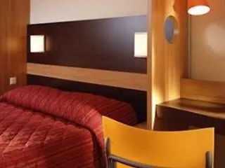 プレミア クラッセ ダンケルク エスト アルムブー カペル 2*